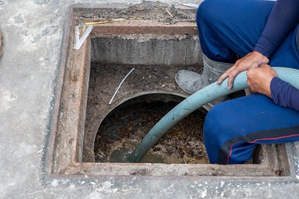 there are various methods for grease trap pumping, including vacuum pumping and pressure washing to thoroughly clean the trap